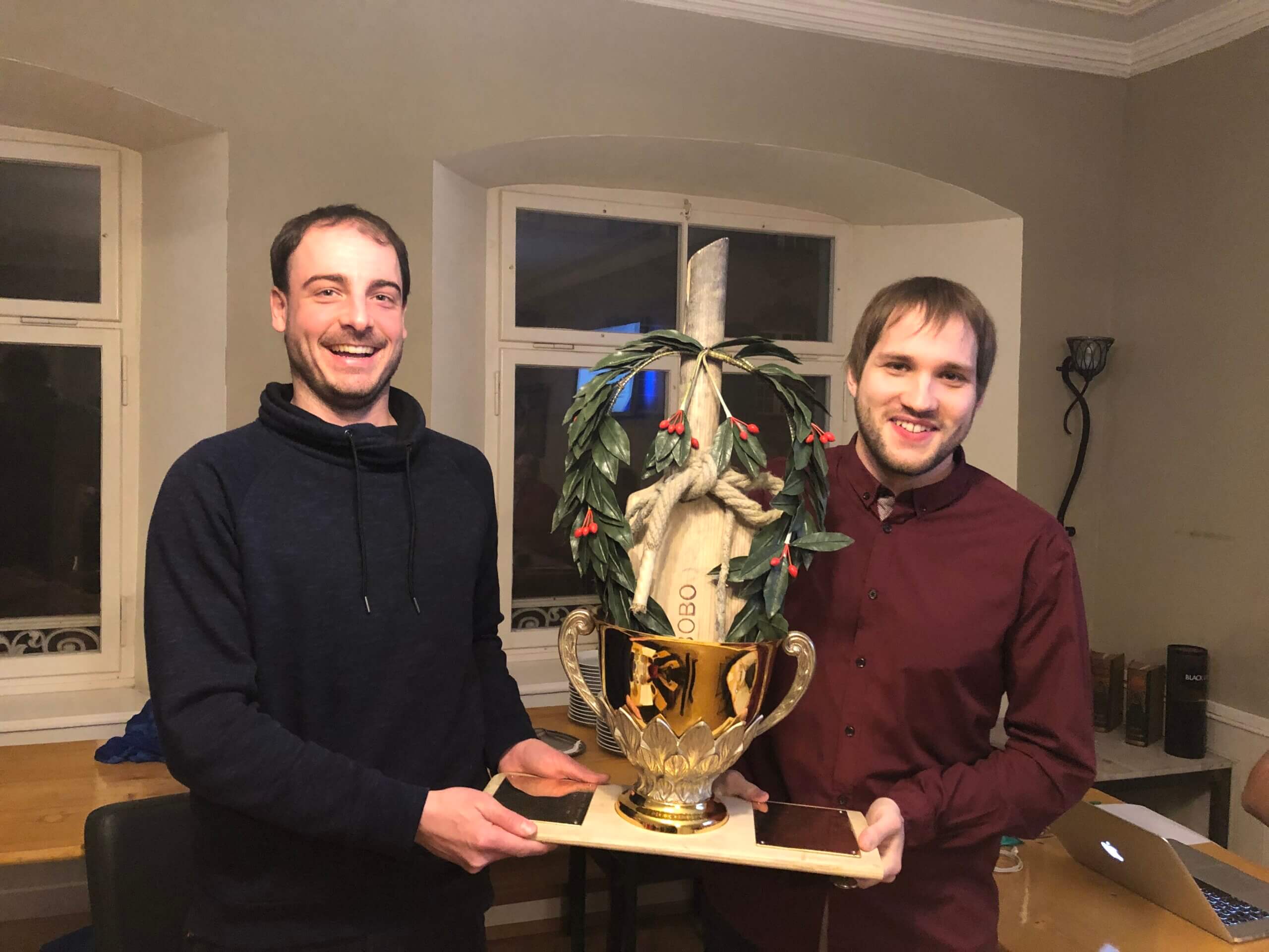 Die beiden Trainingsmeister 2019 mit dem neuen Wanderpokal. Roman Oswald links und Christian Schneider rechts im Bild. Foto: Simon De Bona