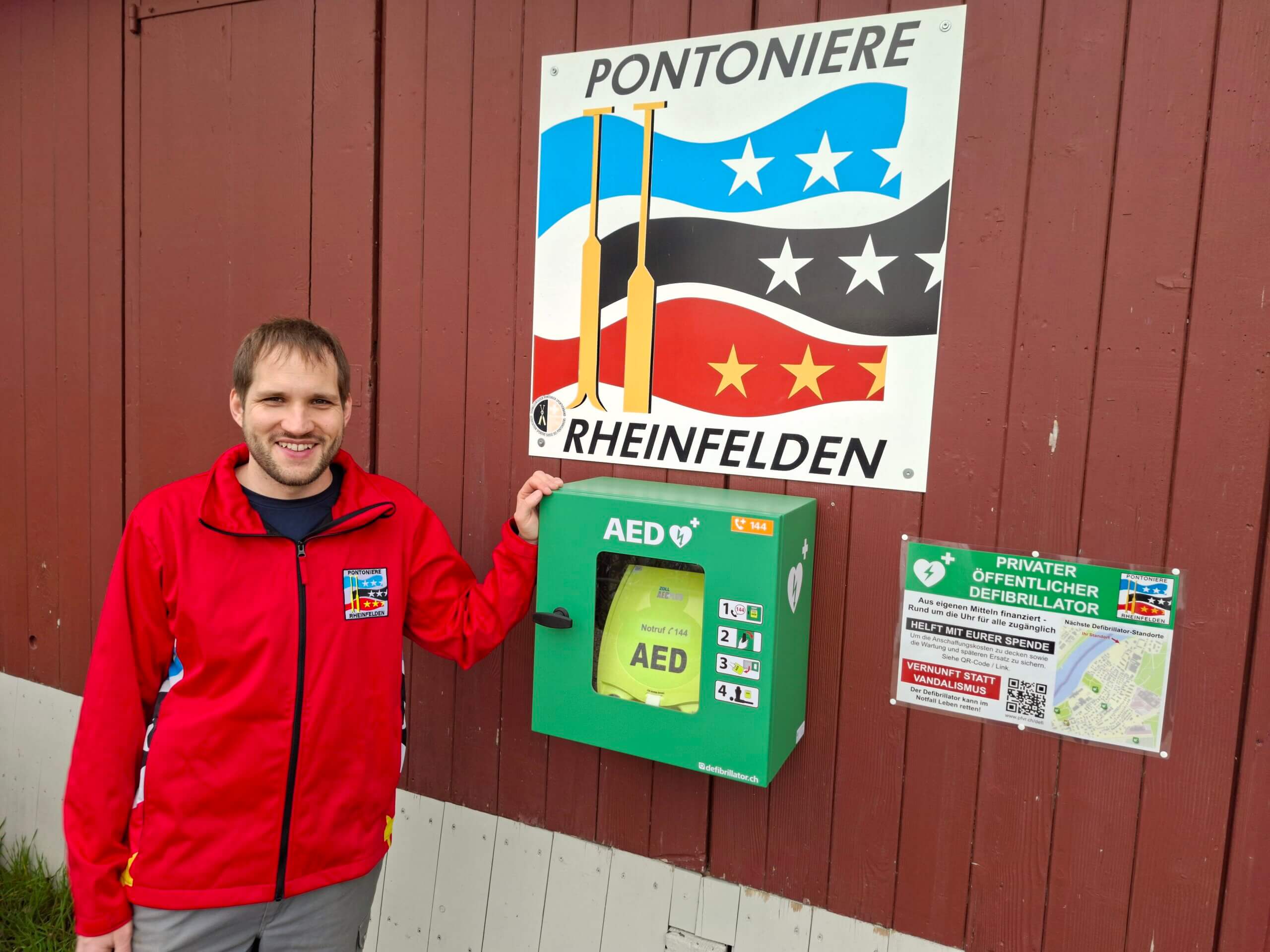 Vereinspräsident Christian Schneider mit dem Defibrillator vor dem Vereinshaus. Foto: Roman Ackeret