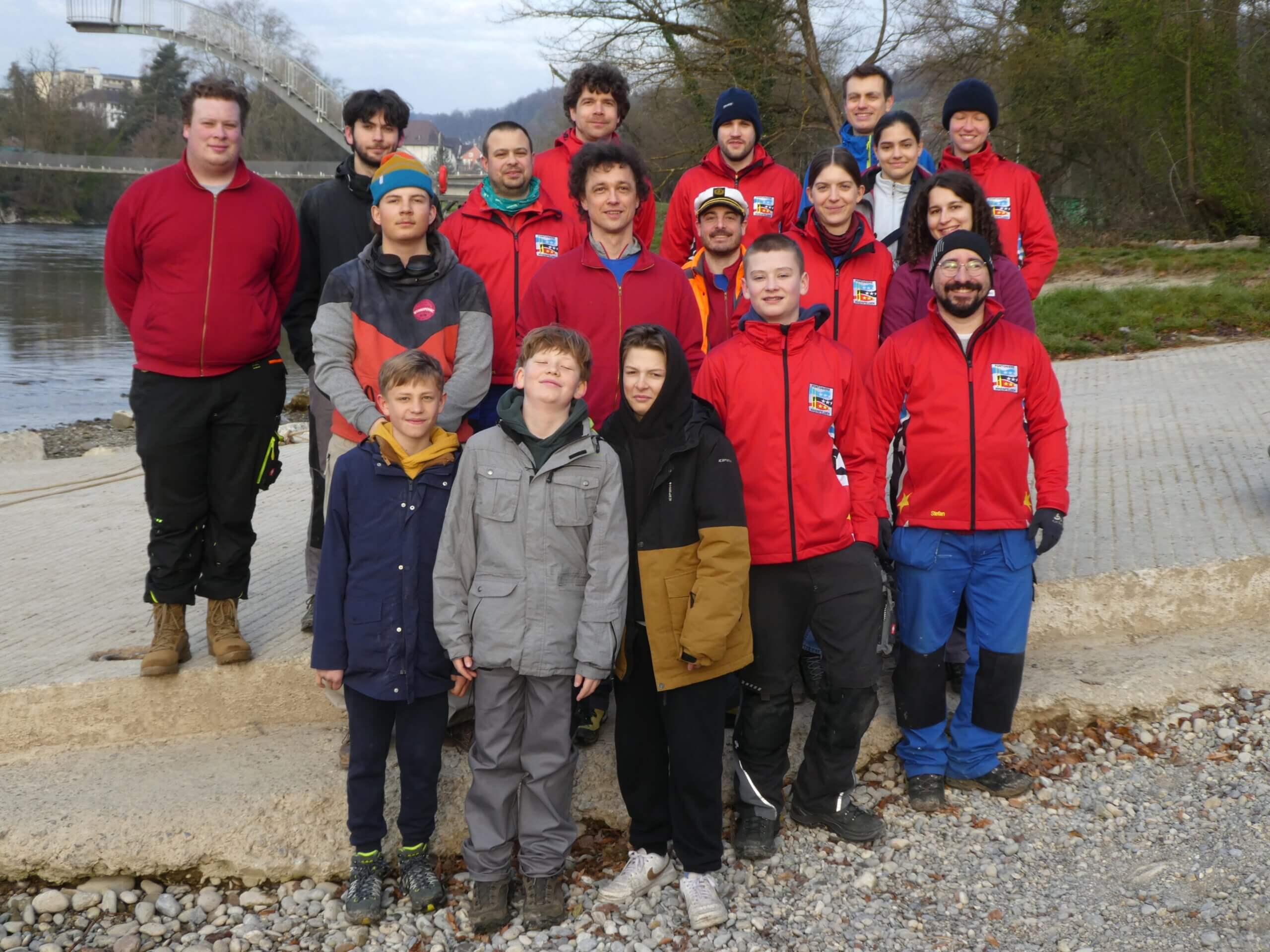 Die Pontoniere Rheinfelden beim Start zur Talfahrt in Brugg. Foto: Roman Ackeret