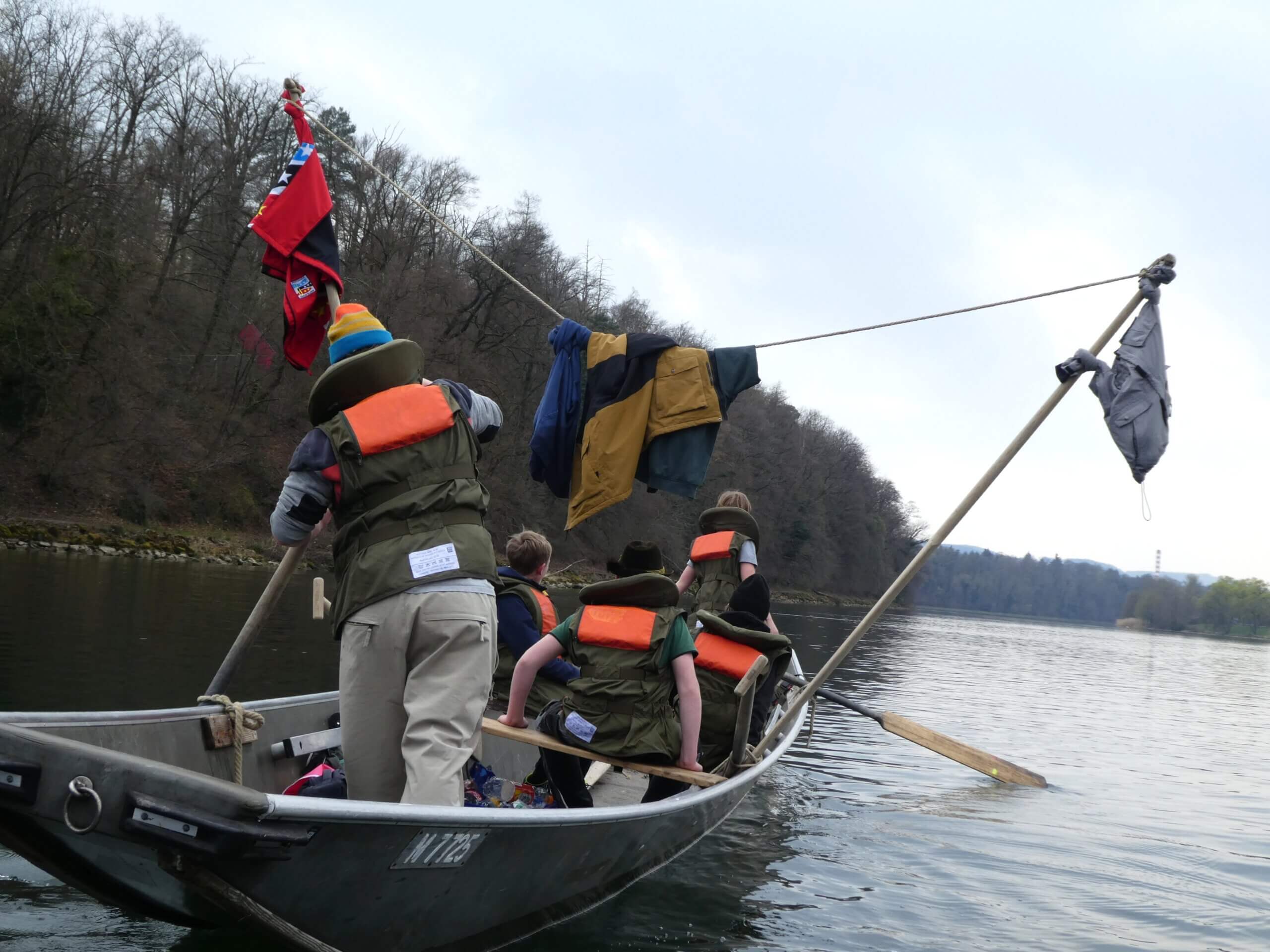 Unsere Jungpontoniere mit ihrem «Piraten»-Weidling. Foto: Roman Ackeret