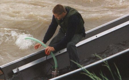 Hochwasser Weidlinge auspumpen